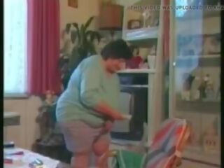 Horny Plumper Doing Housework