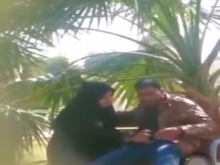 Arab sweetheart Gives Blow Job in Park, Free HD dirty video de